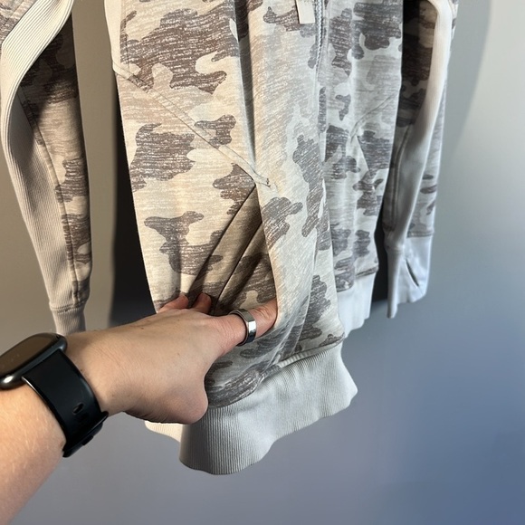 Athleta Womens Triumph Printed Hoodie in Grey Gypsum Camo Size Large Thumb Holes - Picture 12 of 16